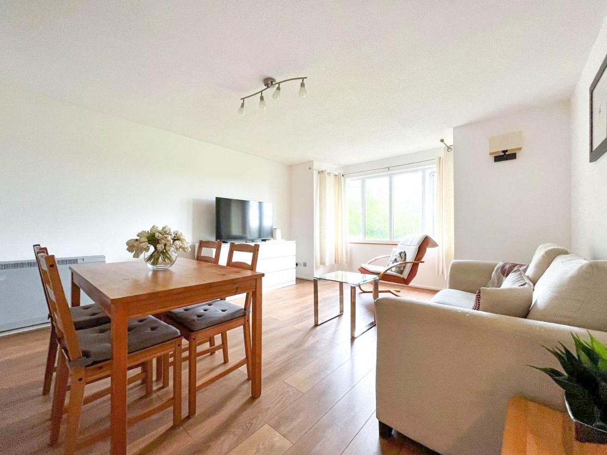 Comfort: 2-bedroom Flat With Parking And Transport Links Apartamento