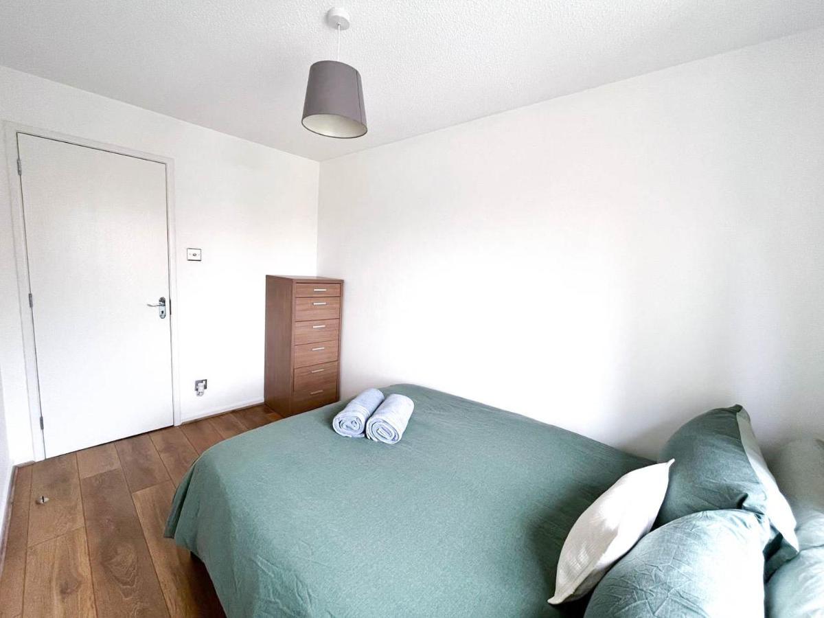 Apartamento Comfort: 2-bedroom Flat With Parking And Transport Links
