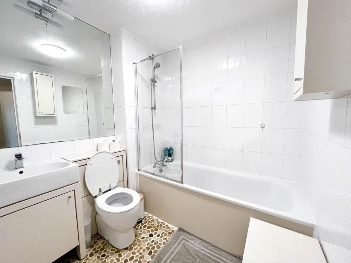 Comfort: 2-bedroom Flat With Parking And Transport Links Apartamento *